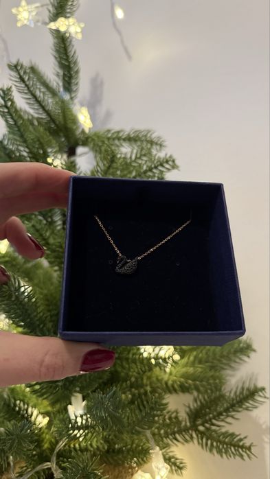 Swarovski piękny łańcuszek czarny łabędź różowe złoto