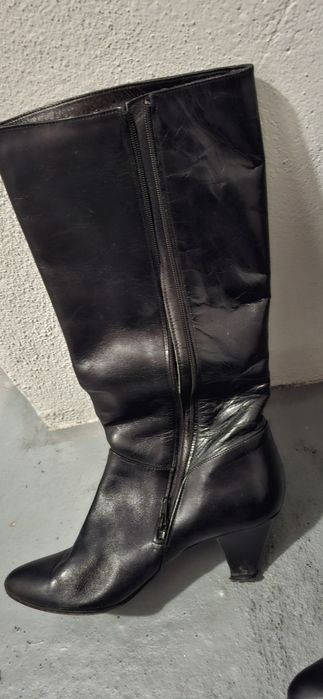 Botas pretas em pele cano alto Tam38