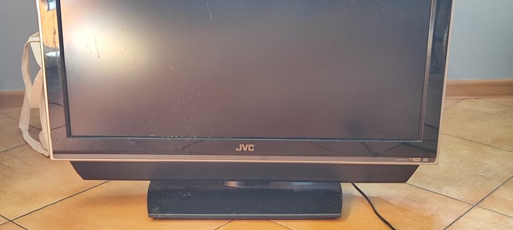 Telewizor  JVC  LCD 32" + pilot i dekoder DVB-T gratis