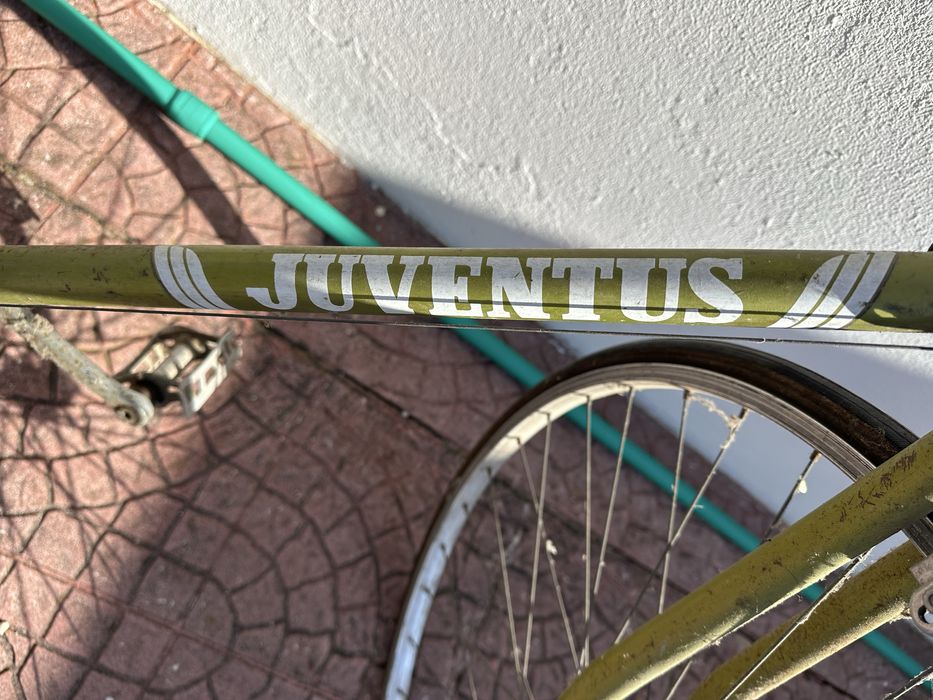 Bicicleta antiga para restaurar