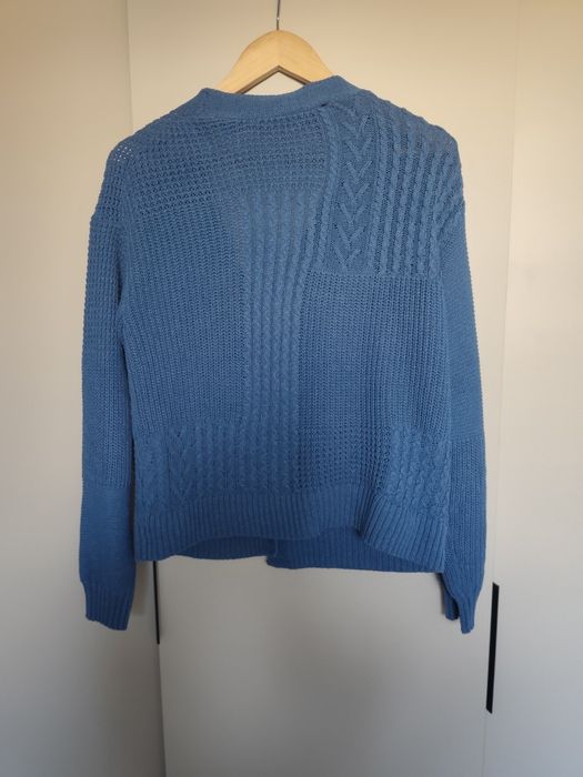 Niebieski sweter z guzikami kardigan