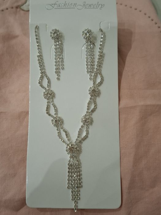 Conjunto colar e brincos compridos brihantes 
Novo