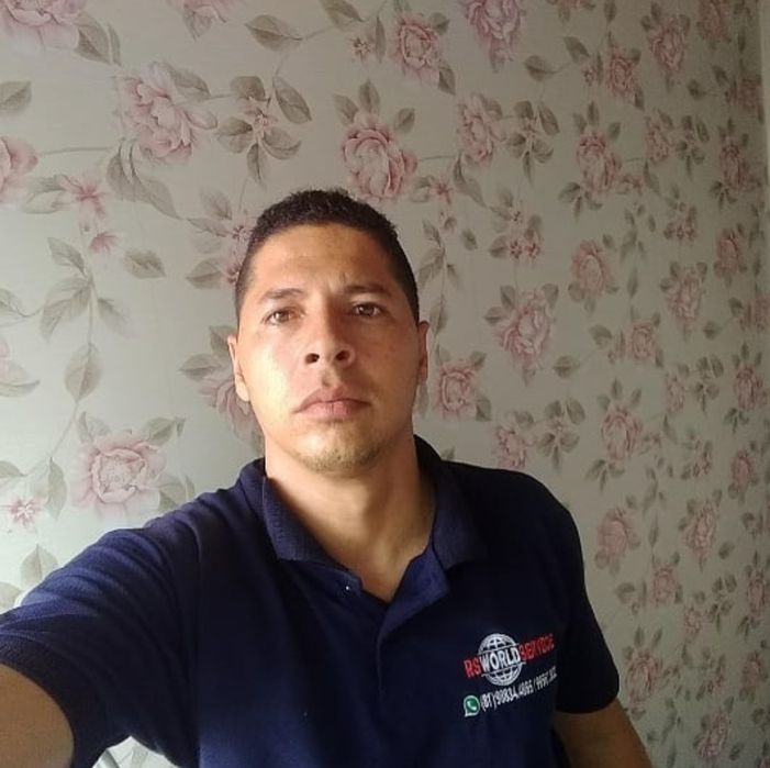 Papel de parede, eletricista e pintor