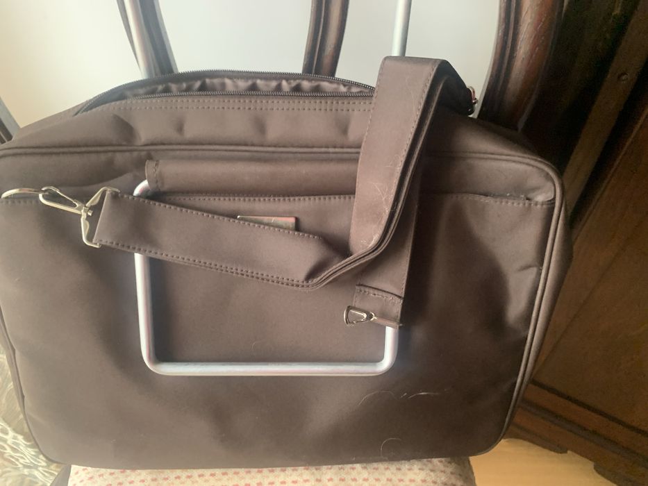 Bolsa documentos ou portátil. com divis e uma  com fecho; marca Avon