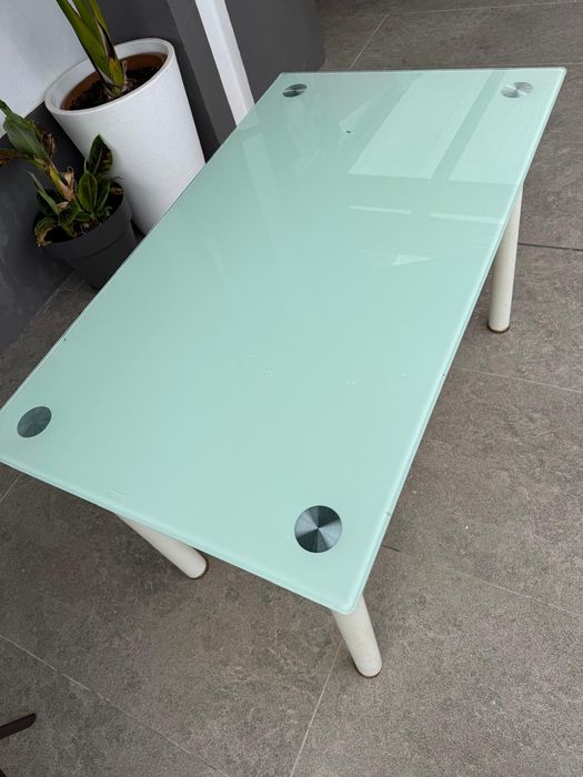 Mesa com tampo de vidro