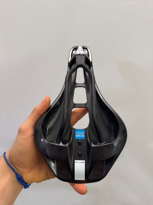 Selim Bicicleta PRO Stealth 142mm (Como Novo)