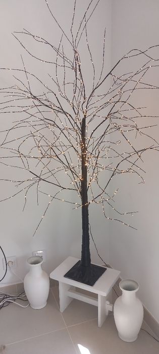 Árvore preta luminosa.
