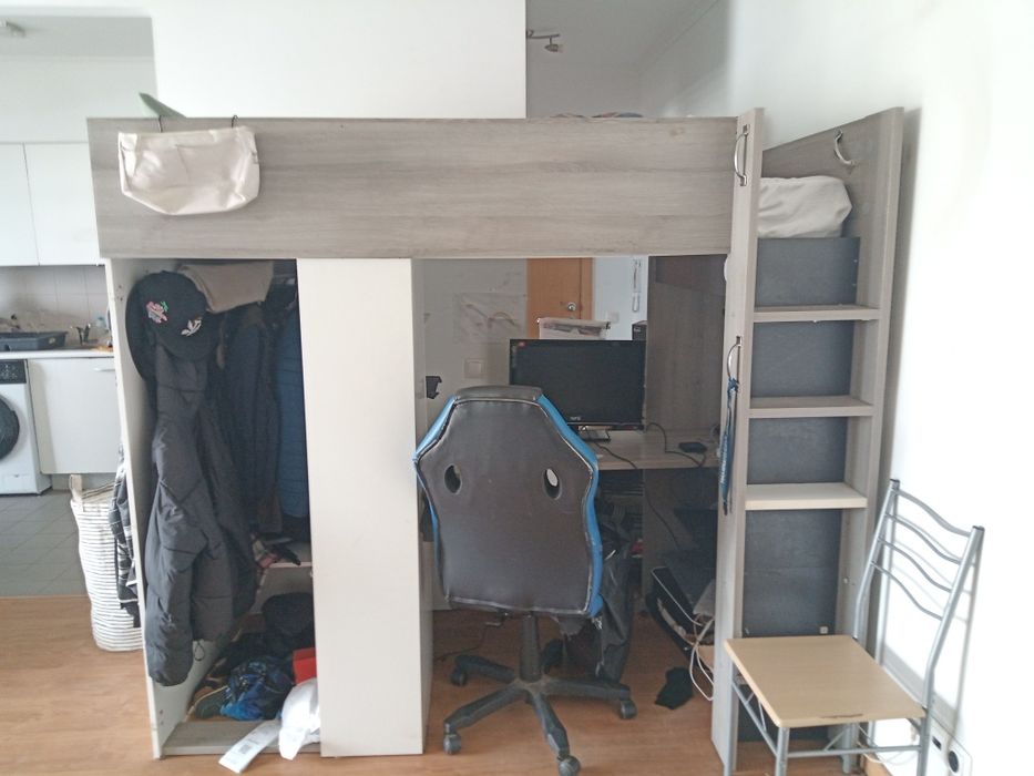 Cama alta com secretária