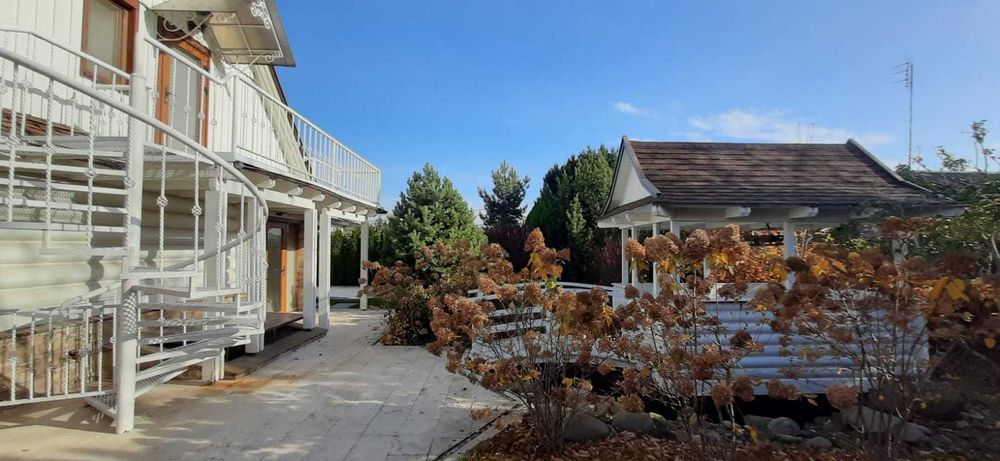 Будинок на Соломінці з особистим бомбосховищем з кухнею та кімнатою