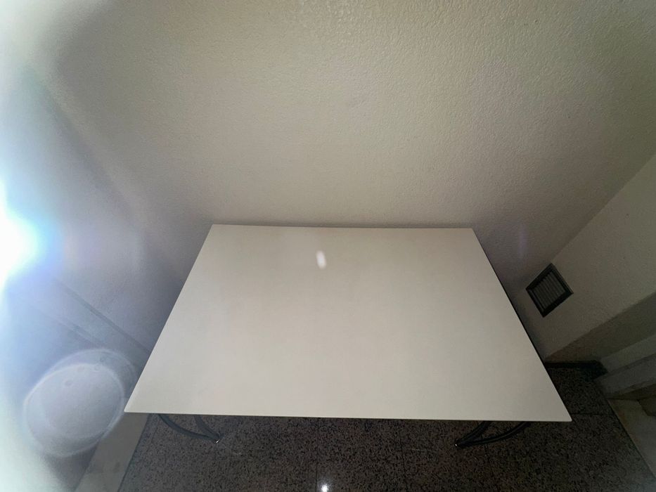 Mesa com pés em lacado, não abre