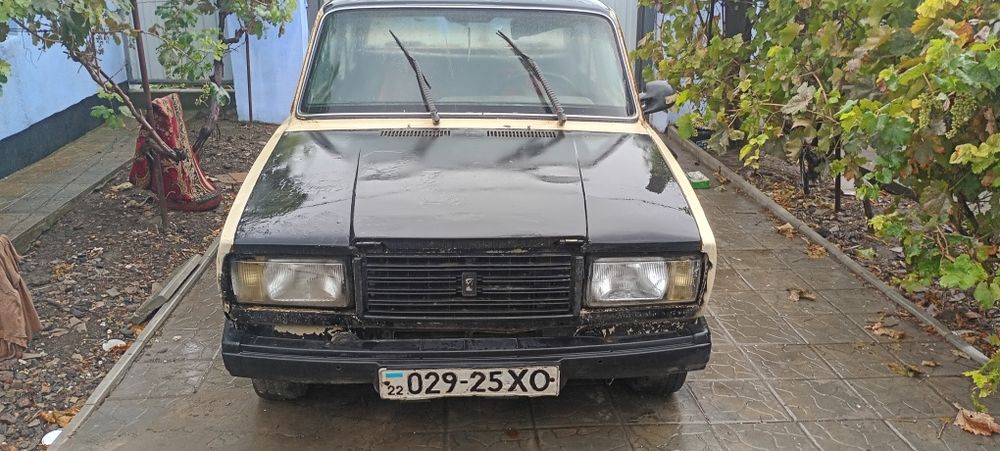 ВАЗ 2107 Класика авто в хорошому стані ,двигун працює рівно передачі вмикаюця чітко ,дно ціле.Стоїть музика  2 овали та 2 підключені для встановлення в двері.На повному бойовому ходу сів поїхав