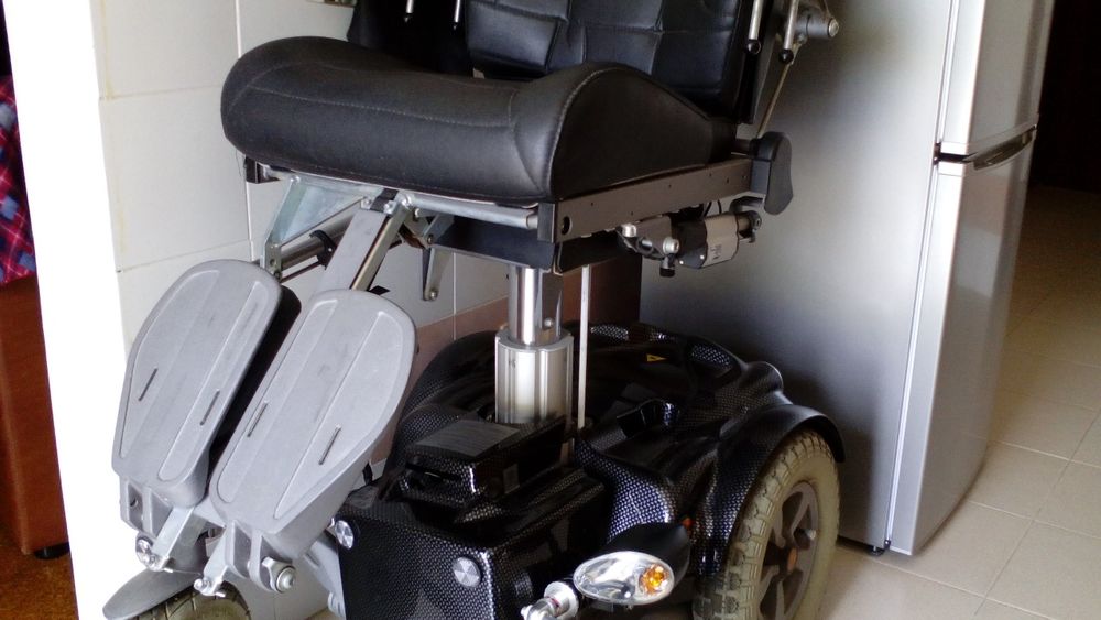 Vendo cadeira de rodas eletrica