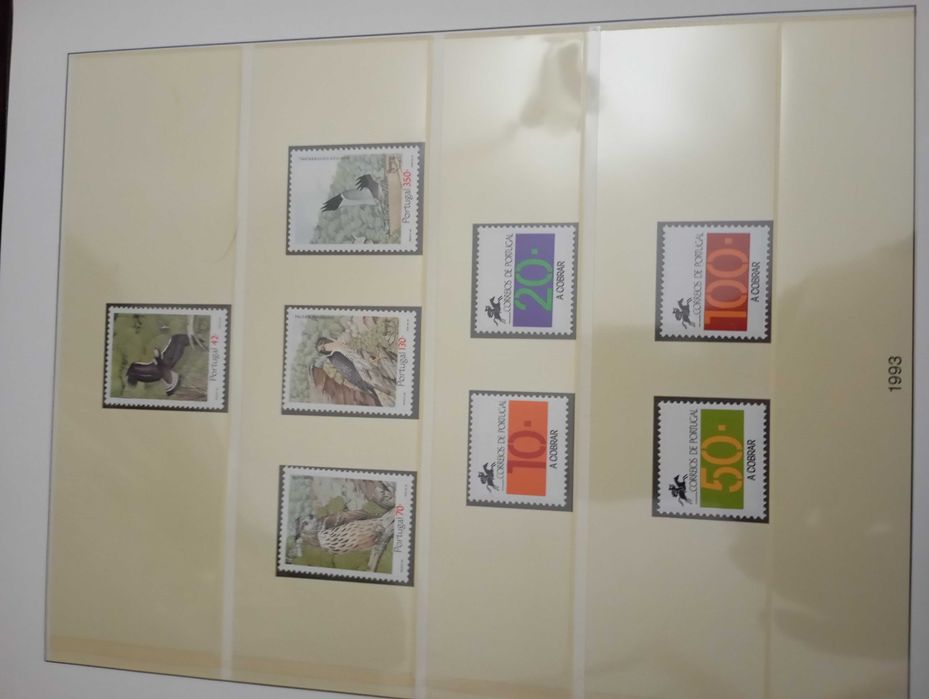 Coleção de selos de mais ou menos 50 álbuns