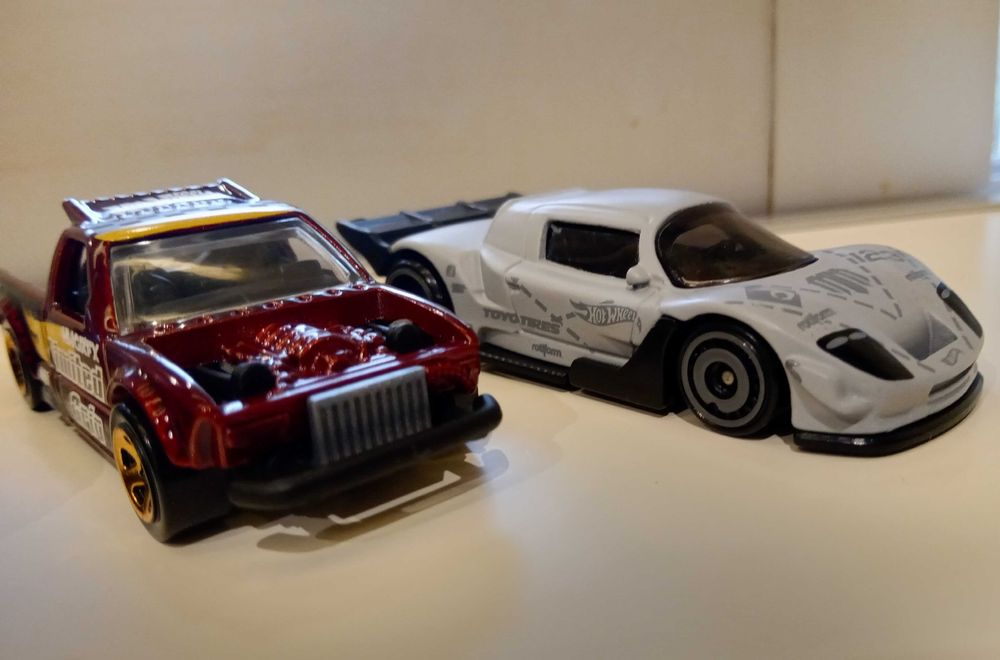 Hot Wheels e outros - 13 carros