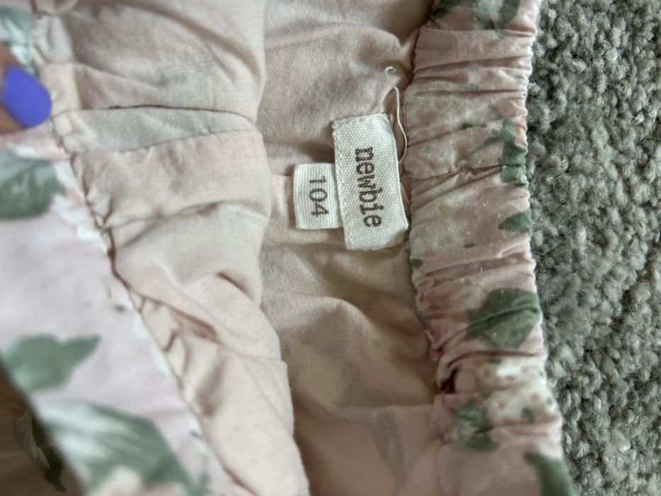 NEWBIE spodenki w piwonie na rozowym tle rozm 104