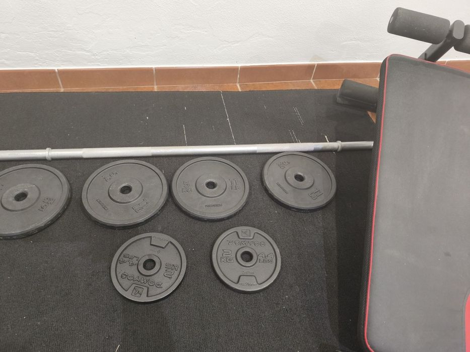 Banco + barra + pesos musculação