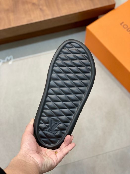 Chinelos Louis Vuitton