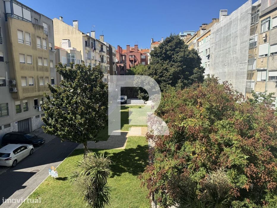 Apartamento T3 com 2 varandas totalmente remodelado na Mina de Água