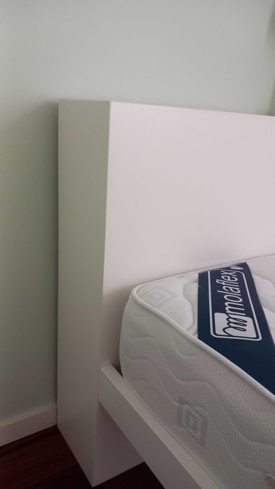 Cama lacada com estrato e colchão