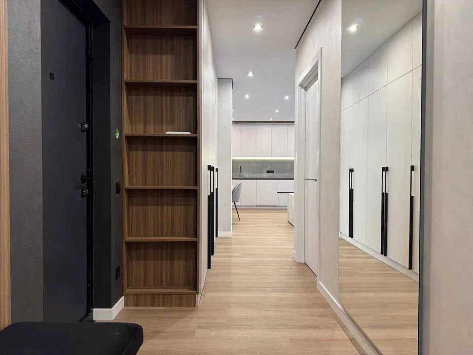 Продам! Двокімнатна з кухнею-вітальнею та великим балконом Біля річки!