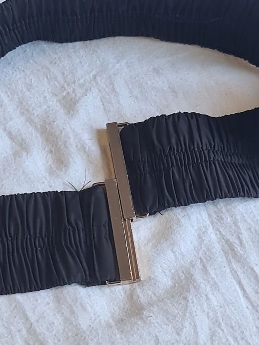 Cinto Elástico Preto com Fecho Metálico — Bom Estado
