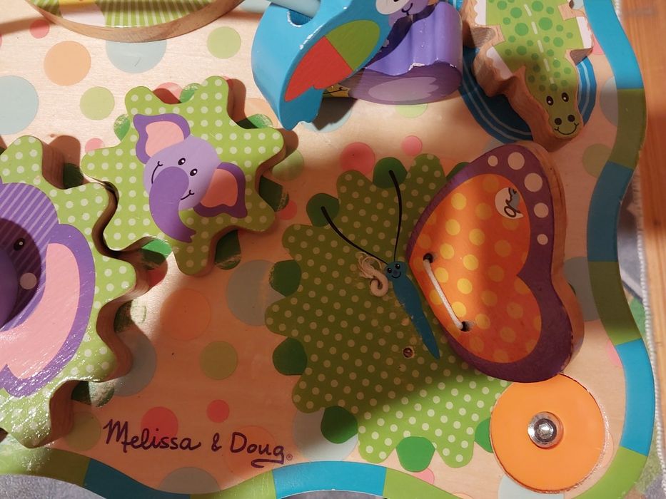Drewniany stoliczek edukacyjny Melissa&Doug