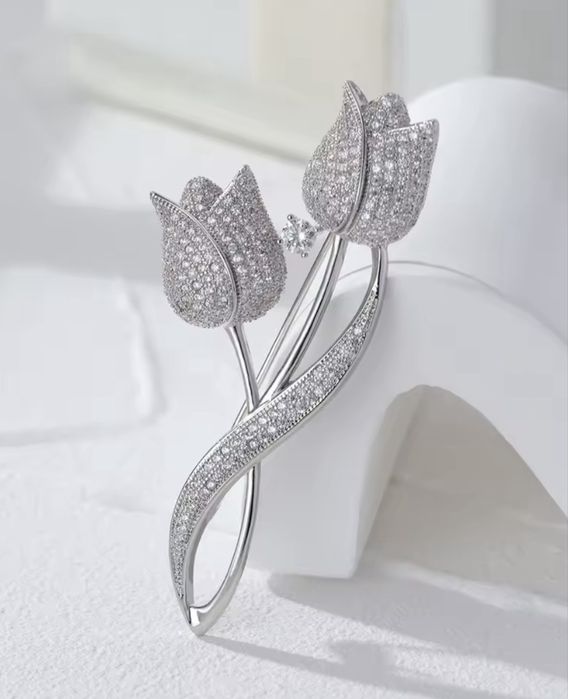 Broszka damska z perłami, tulipanem,