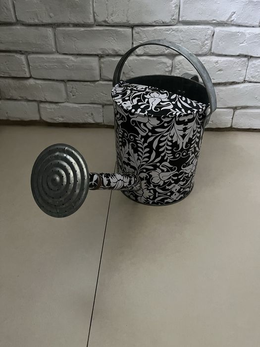 Nowoczesna konewka z odczepianym sitkiem 4,8 L + dwie doniczki