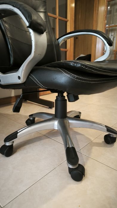 Cadeira de Escritório / Secretária Preta (Para Peças ou Uso Baixo)