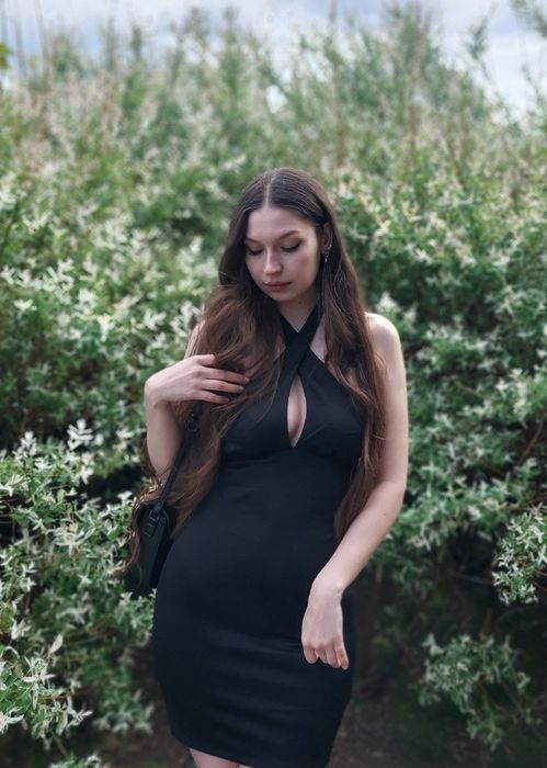 Czarna obcisła sukienka