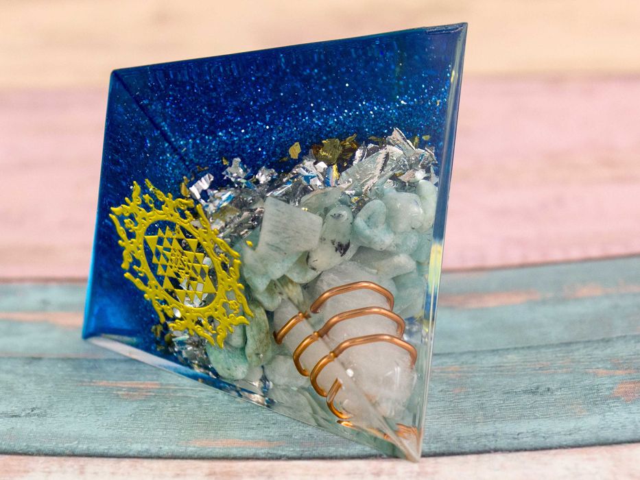 Piękna Piramida Orgonit Amazonit Kryształ Biały Żywica Śri Jantra 5cm