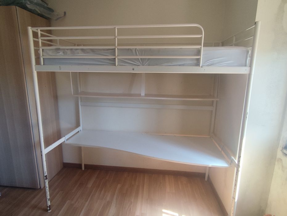 Cama elevada com secretária e prateleira para livros e computadores