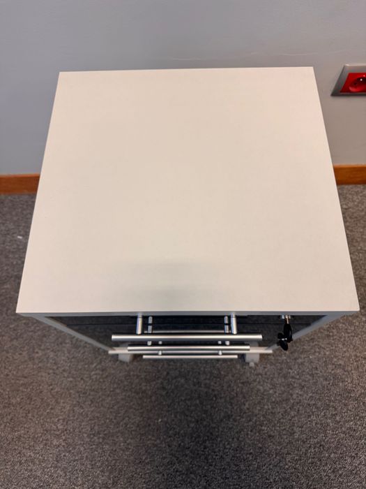 Kontenerek / szafka biurowa na kółkach – szklane fronty, zamek