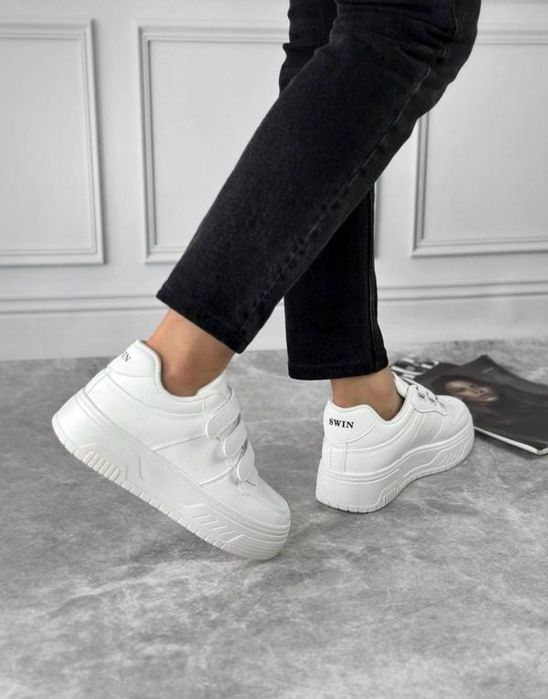 Білі жіночі кросівки на липучці