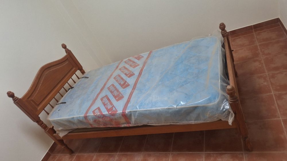 Cama de solteiro de madeira, com colchão