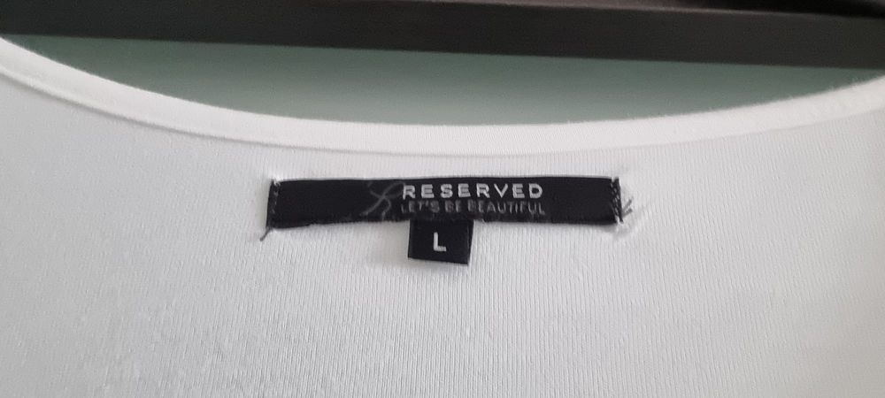 40/L Reserved - biała bluzka z nadrukiem