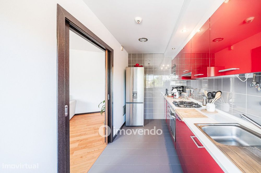Apartamento T1 moderno, com varanda e áreas amplas, em Corroios