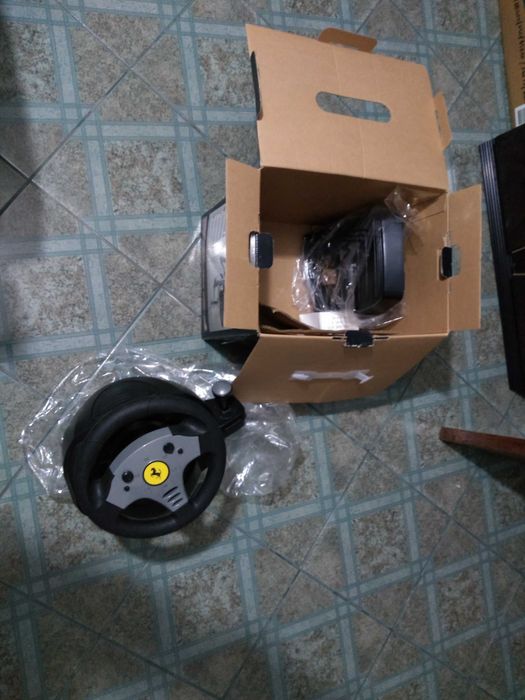 Volante Thrustmaster Ferrari  com ligação USB para PC, NOVO!