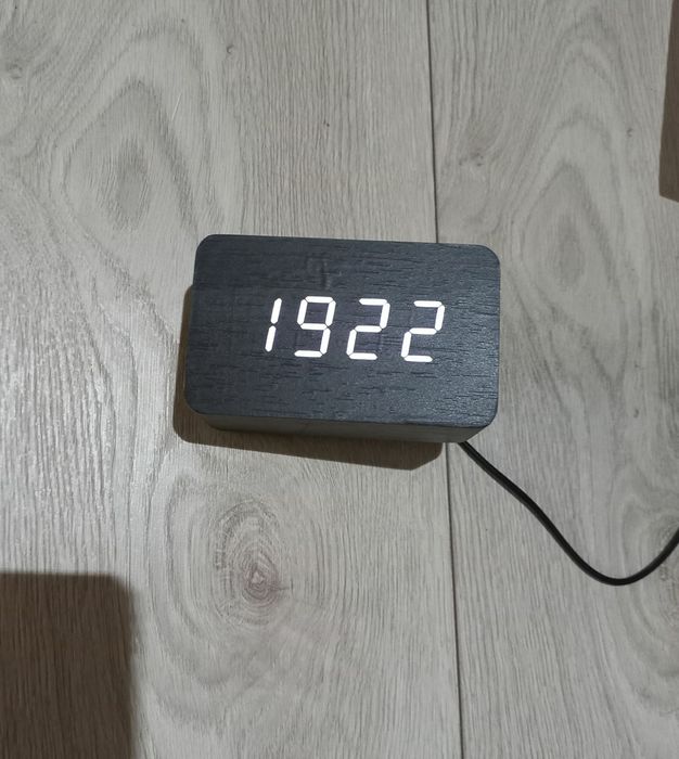 Часы VST электронные настольные