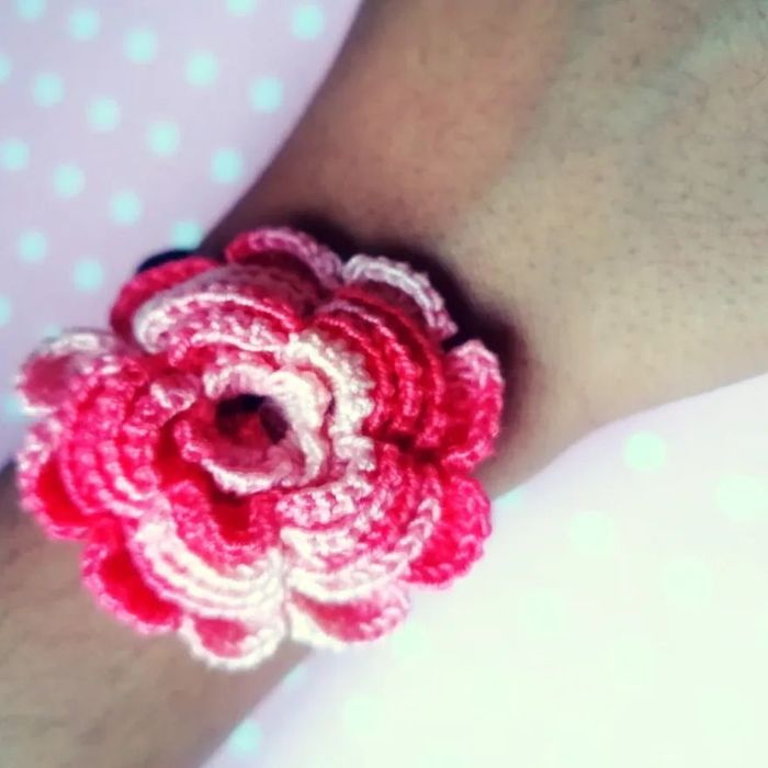 Elástico com flor feito à mão