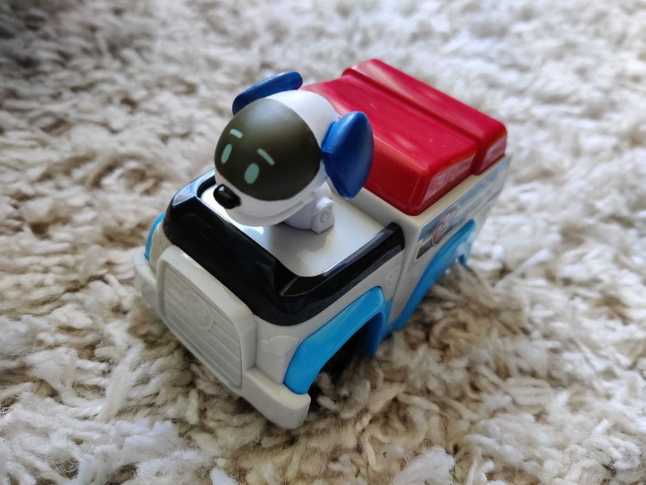 Figuras Rocky, Chase e Marechal Bombeiro.
Veiculo Zuma e cão robot