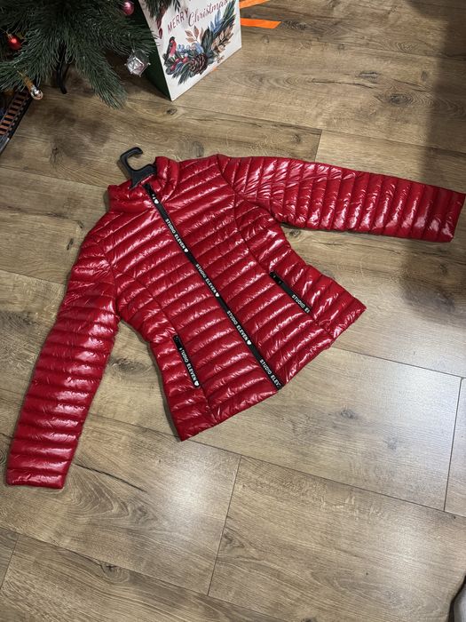 Женская красная куртка в стиле Guess S-M