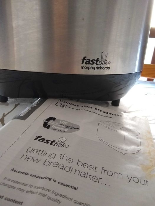 Máquina de pão Morphy Richards inox completa