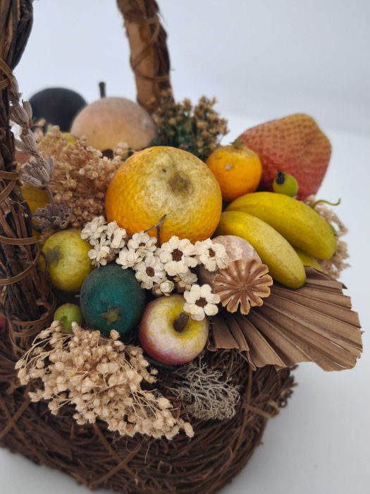 Cesto de flores secas e frutos artificiais