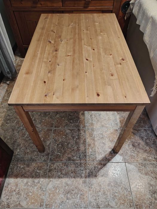 Mesa e cadeiras de madeira