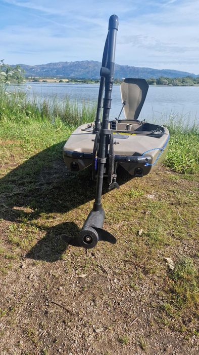 Kayak de pesca com motor elétrico