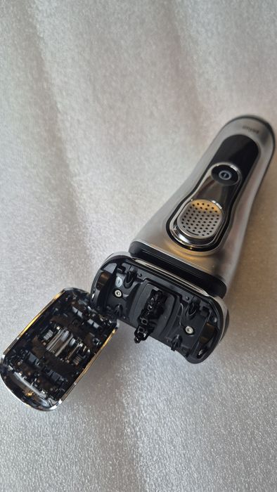 N Golarka elektryczna marki Braun z serii 9 model 90900CC, nowa i nieu