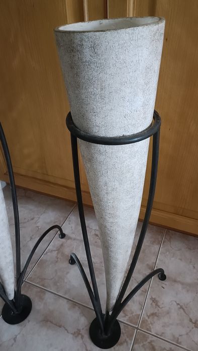 Conjunto de vasos com suporte em ferro