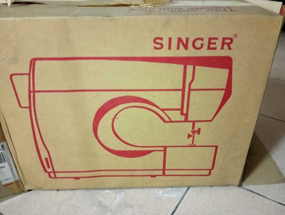 Máquina de costura Singer, nova