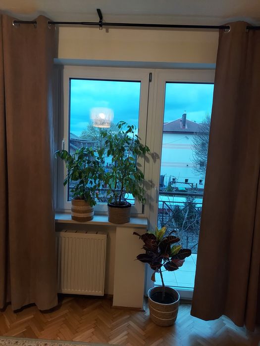 Zasłony brązowe na przelotkach